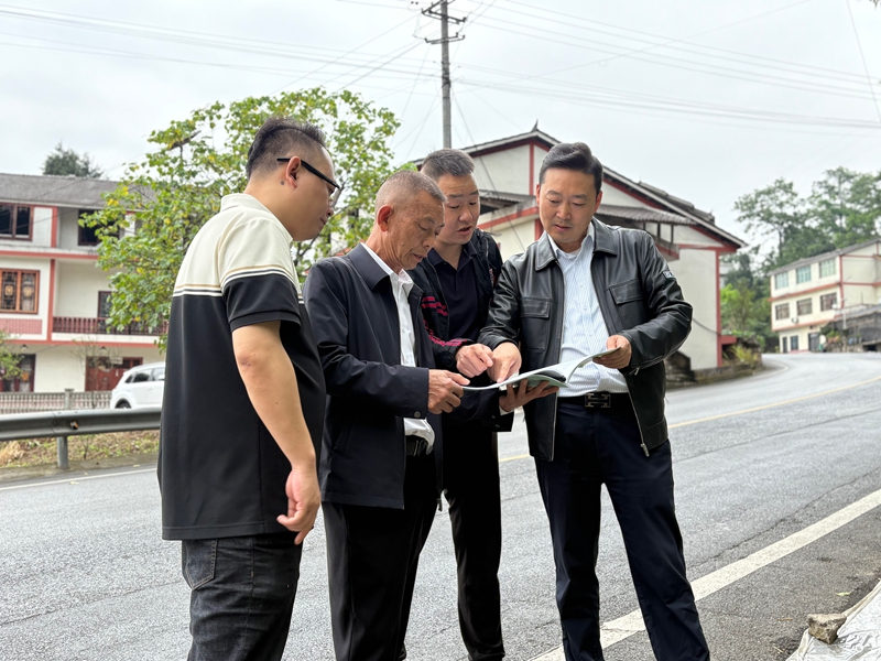 工作人員到地質隱患點查看。