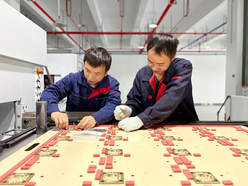 佰勝包裝員工正在調試設備。