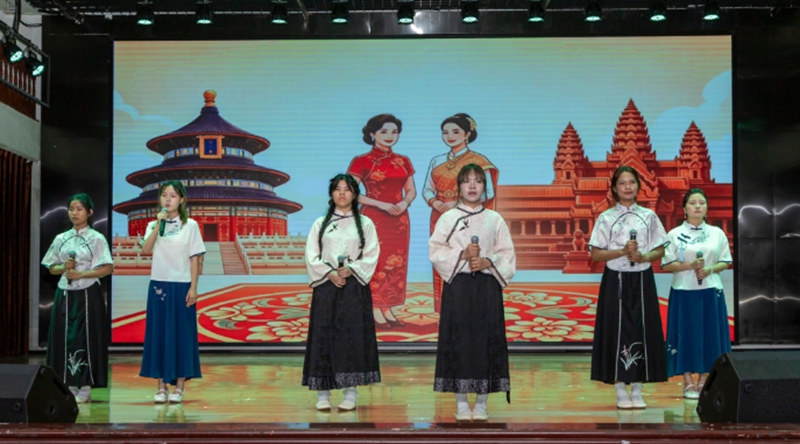 国际留学生朗诵《致橡树》。
