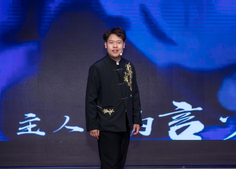 艺术学院学生朗诵《将进酒》。