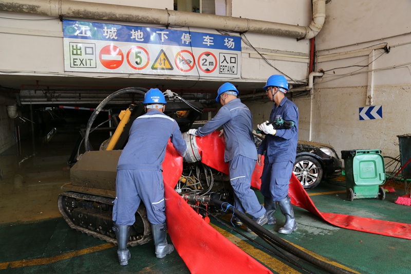 5月20日，南方电网广西南宁、贵州都匀供电局工作人员在都匀市江城小区地下停车场紧急排水，跨省联手、争分夺秒，只为尽早恢复群众供电。吴奕树摄