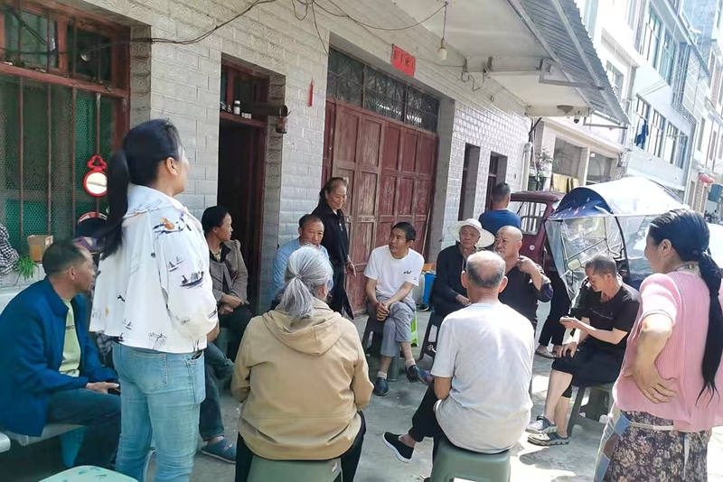 陈让（右六）召集烟农召开院坝会。