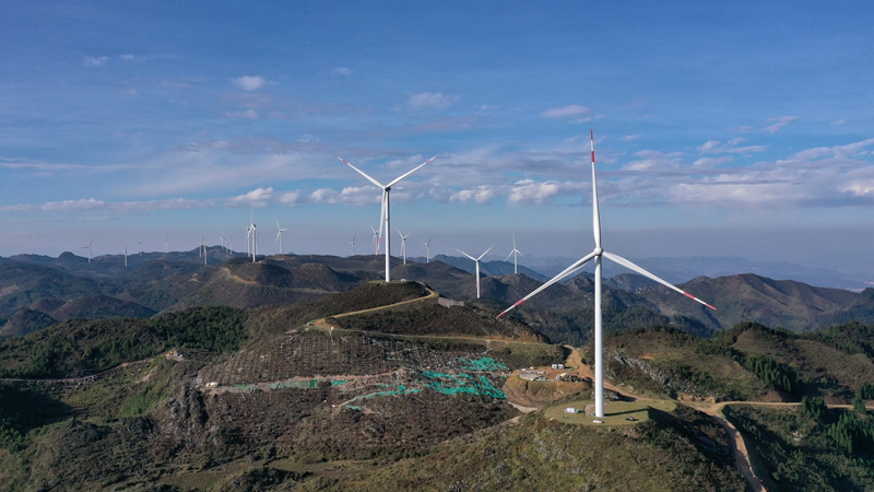 兴义市竹麻山风电场一角。