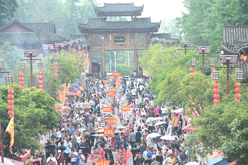 盛装千人银冠巡游.JPG