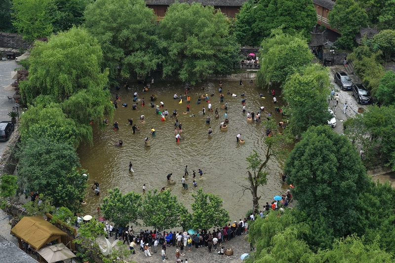 游客现场体验浑水摸鱼.jpg