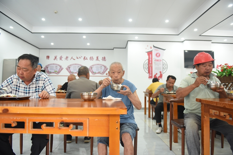 松桃蓼皋决基社区食堂，老人们正在用餐。DSC_6340.JPG