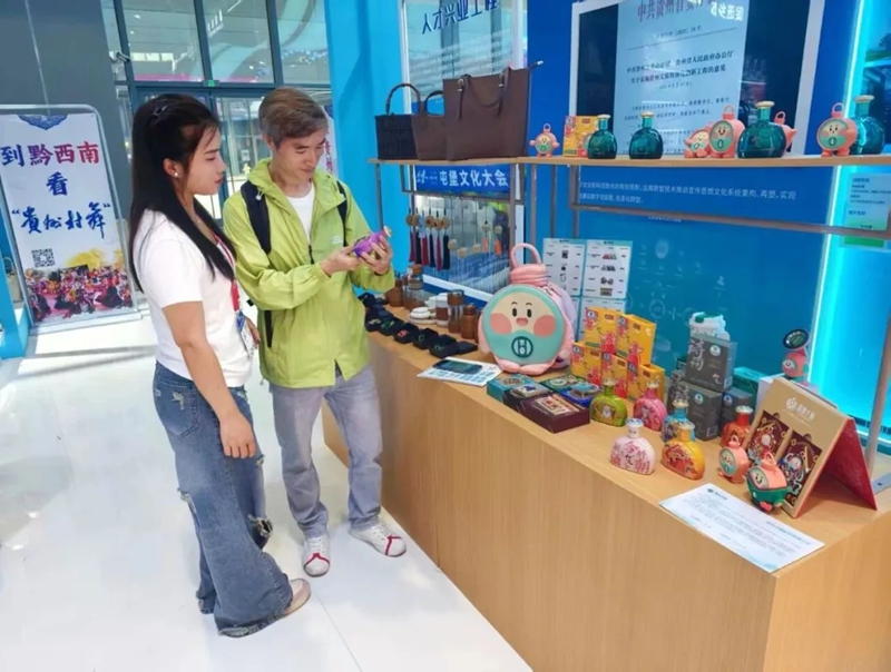 习酒文创吸引观展游客驻足。贵州习酒供图