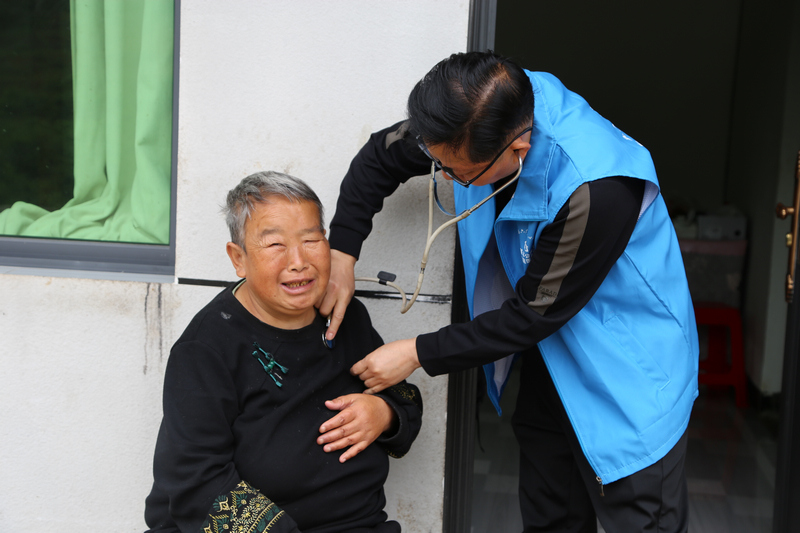汪武湖为村民听诊。李宇摄