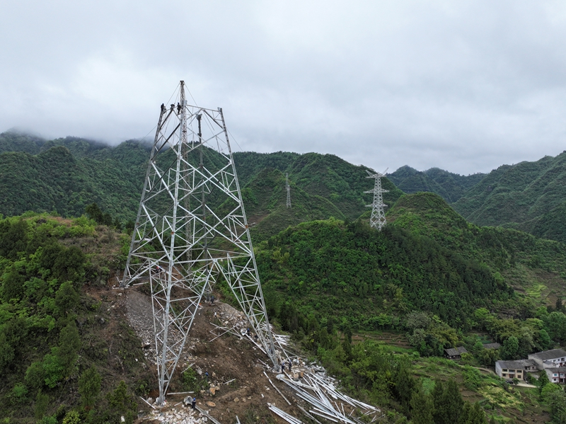 500千伏務川輸變電工程線路塔基組立現場。 潘聰 攝.