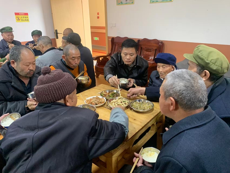 務川自治縣民政局局長李春江在敬老院陪老年人用餐.jpg