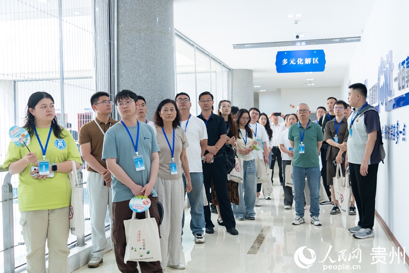 安順市西秀區社會治安綜合治理中心公眾開放日活動現場。人民網記者 涂敏 攝.jpg