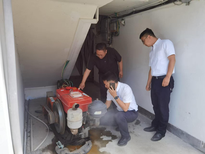 麻江農商銀行啟動應急預案,通過發電機發電盡快恢復金融服務。供圖:楊榮建.jpg