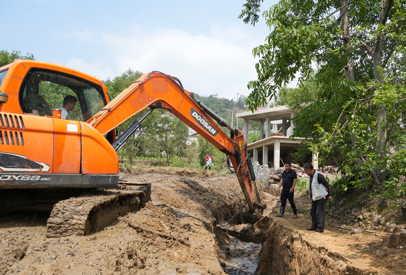 2026年5月20日，贵州省毕节市纳雍县沙包镇安乐社区，排洪沟疏通现场。 杨英 摄.jpg