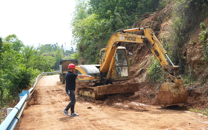 2026年5月20日，贵州省毕节市纳雍县沙包镇包包寨村，道路清淤现场。 杨英 摄.jpg