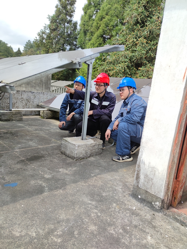 蔡永翔走進山村開展調研。.jpg