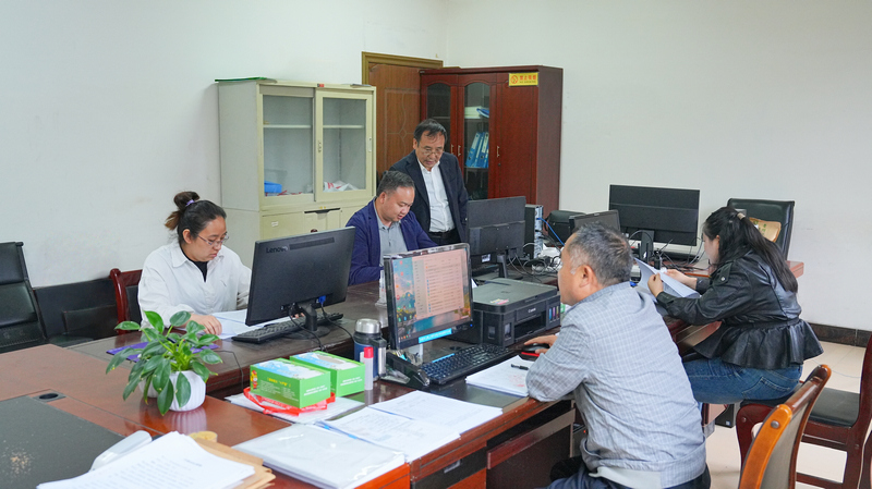 劍河縣林業局工作人員辦公現場。