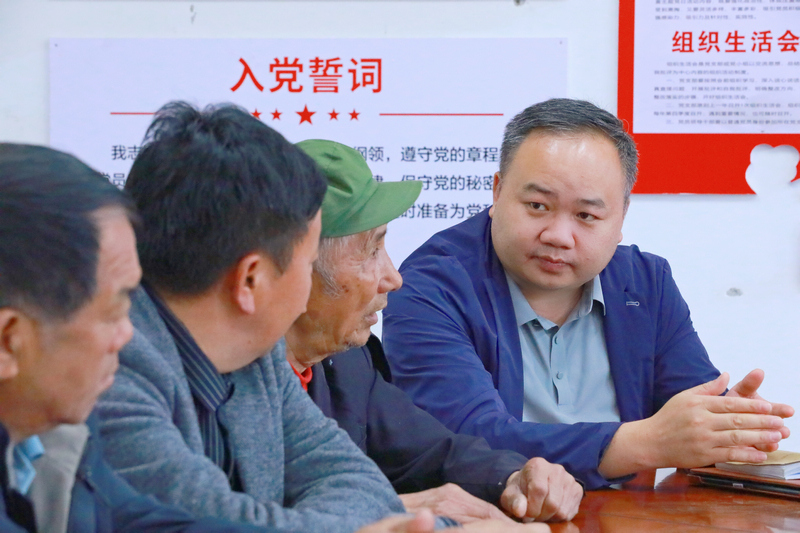 在回訪現場，劍河縣林業局工作人員認真傾聽群眾心聲。
