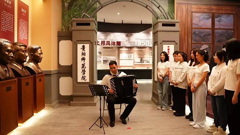 ”打开校史这本书“系列活动现场。.jpg