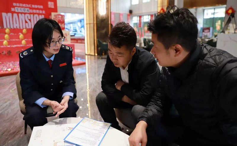 税务干部解答参会代表问题。李升红摄