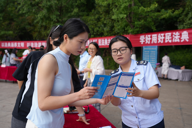 税务干部现场为群众答疑解惑。李琪摄