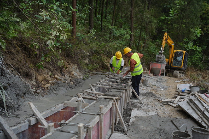 茅壩鎮高標准農田建設現場，工人進行修筑溝渠作業。.JPG