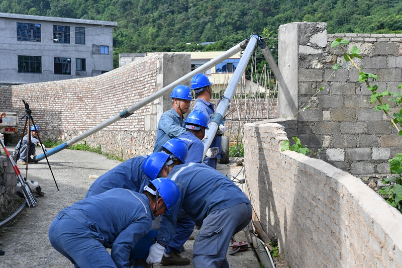 市區供電局工作人員人工立杆現場.JPG