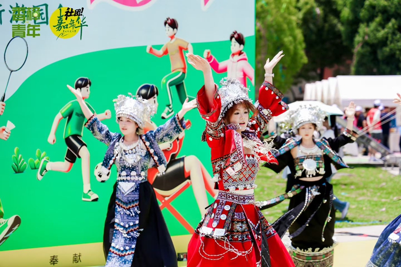 锦鸡舞舞蹈表演。.jpg