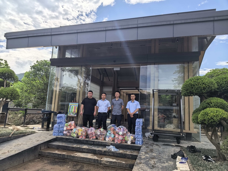 郵儲銀行工作人員為被困群眾送去飲用水、食品等生活物資。.jpg