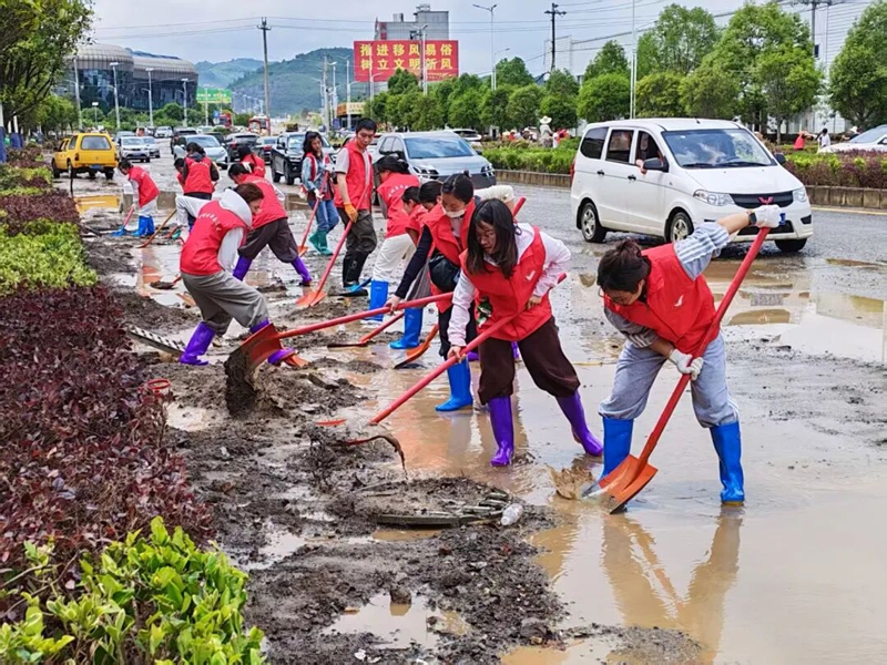 郵儲銀行工作人員在一線清淤。.jpg