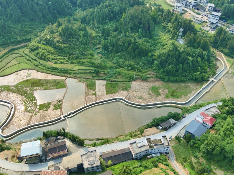 5.大坪场镇白腊水冲山洪沟治理工程新建河堤。