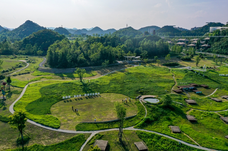 5月25日，航拍貴州省畢節市百裡杜鵑管理區彝山花谷風景區，山野疊翠、花海綿延，秀麗風光盡收眼底。
