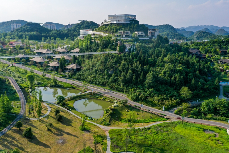 5月25日，航拍貴州省畢節市百裡杜鵑管理區彝山花谷風景區，山野疊翠、花海綿延，秀麗風光盡收眼底。