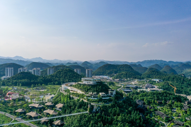 5月25日，航拍貴州省畢節市百裡杜鵑管理區彝山花谷風景區，山野疊翠、花海綿延，秀麗風光盡收眼底。