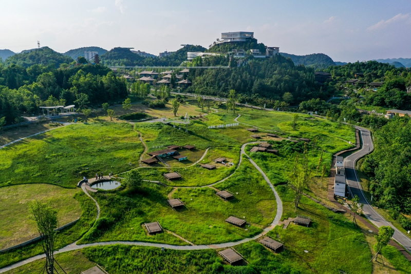 5月25日，航拍貴州省畢節市百裡杜鵑管理區彝山花谷風景區，山野疊翠、花海綿延，秀麗風光盡收眼底。