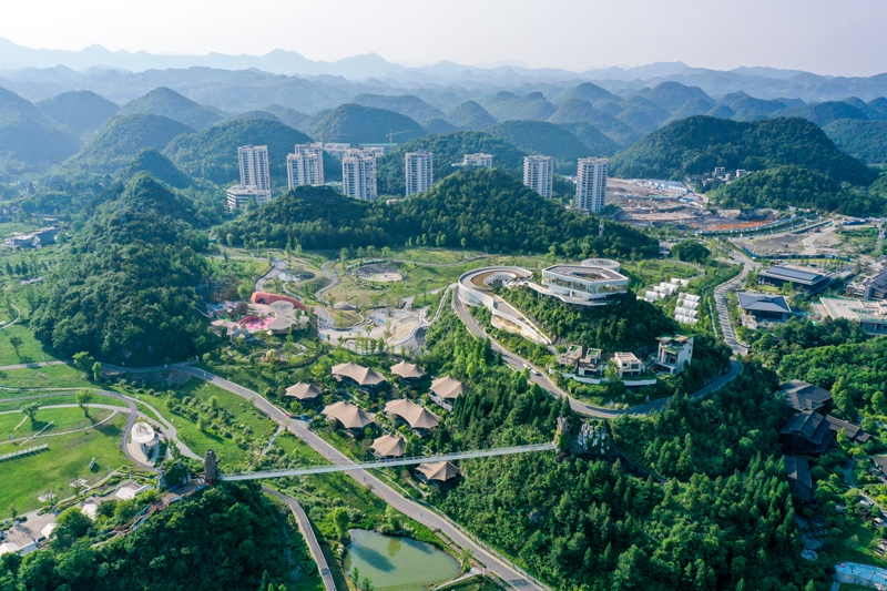 5月25日，航拍貴州省畢節市百裡杜鵑管理區彝山花谷風景區，山野疊翠、花海綿延，秀麗風光盡收眼底。