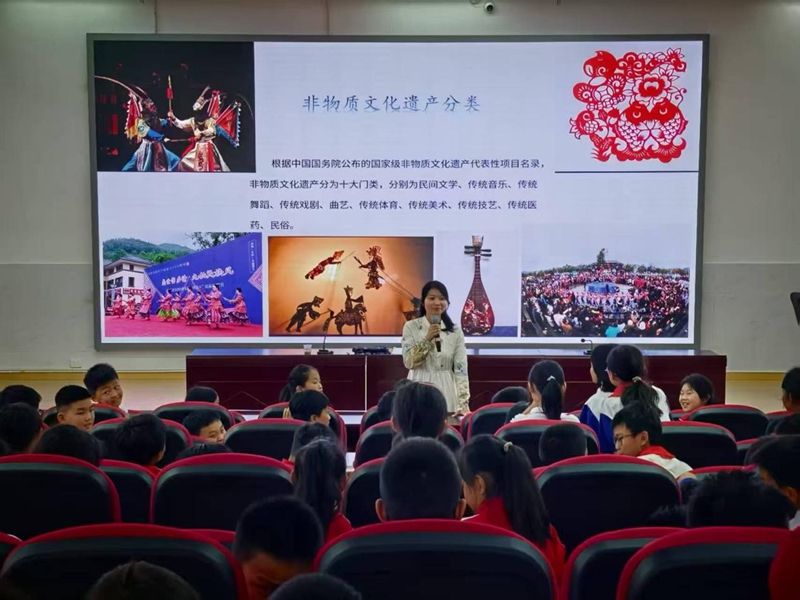 “非遗进校园”培训活动现场。