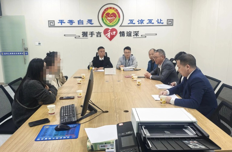 开门纳谏听民意，建章立制固长效。