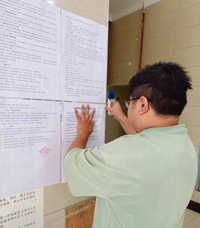 不动产中心工作人员宣传房产证办理程序。.jpg