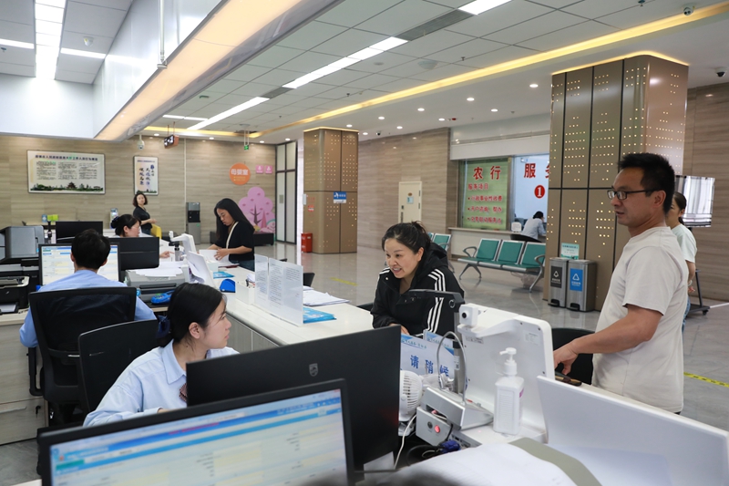 不动产综合服务窗口市民咨询房产证办理。.jpg