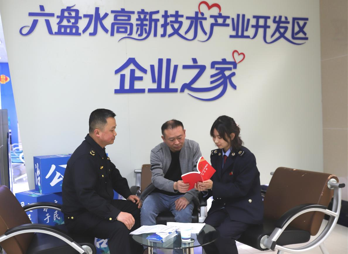 稅務工作人員為企業代表講解《民法典》涉稅條款。李升紅攝