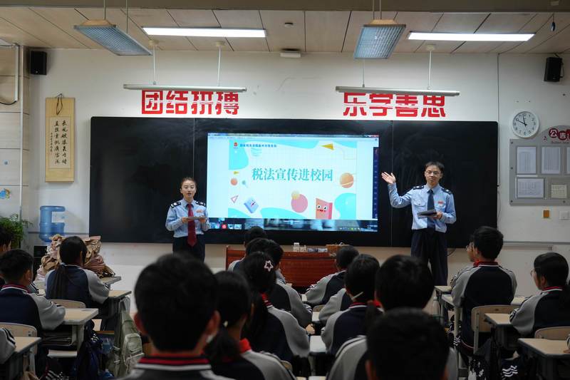 税务干部为同学们讲解民法典知识。李琪摄
