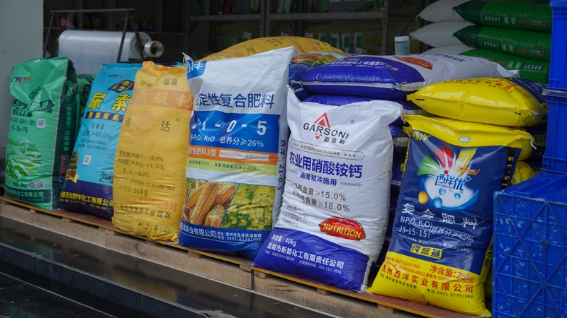 供销社为农户提供品种多样价格实惠的肥料.jpg