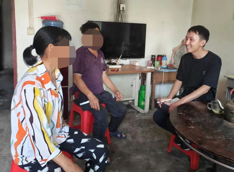 息烽縣醫保工作人員走訪醫療救助對象家庭.jpg