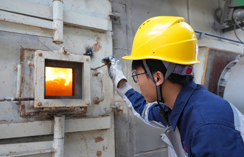 2026年5月26日，贵州省毕节市纳雍县生活垃圾焚烧发电厂，工作人员在察看垃圾焚烧情况。杨英 摄.jpg