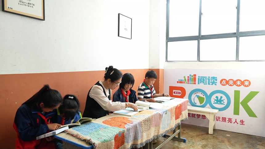 邓苑平辅导学生。