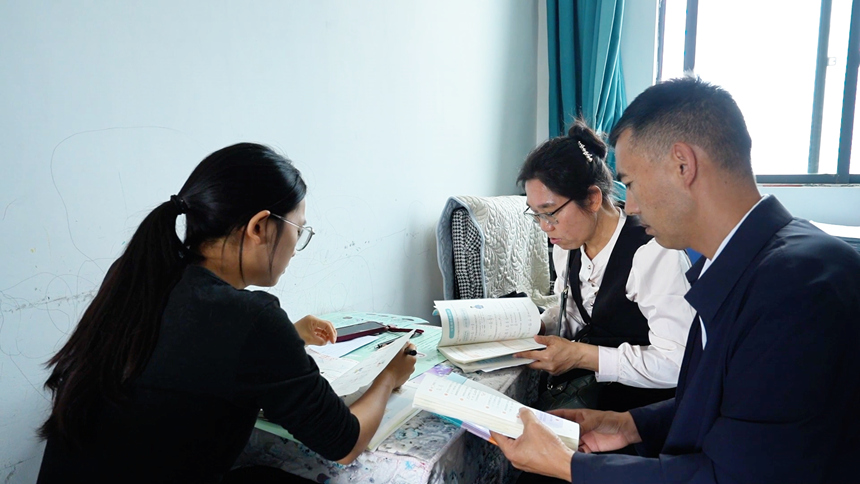 邓苑平和盘州六小数学老师开展数学教研活动。