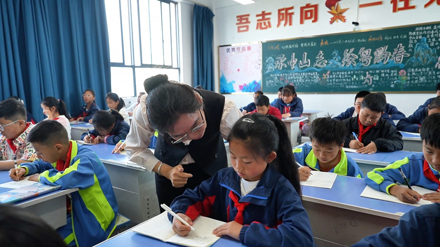 中山市支教教师邓苑平为学生解答。