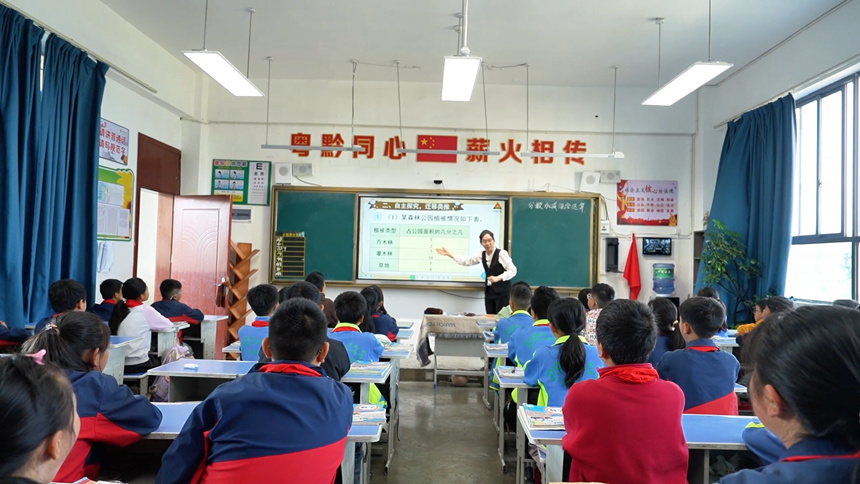 中山市支教教师邓苑平正在给学生上课。