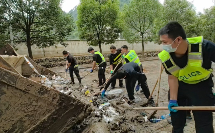 罗甸公安50名警力支援贵定灾后清理重建工作.jpg