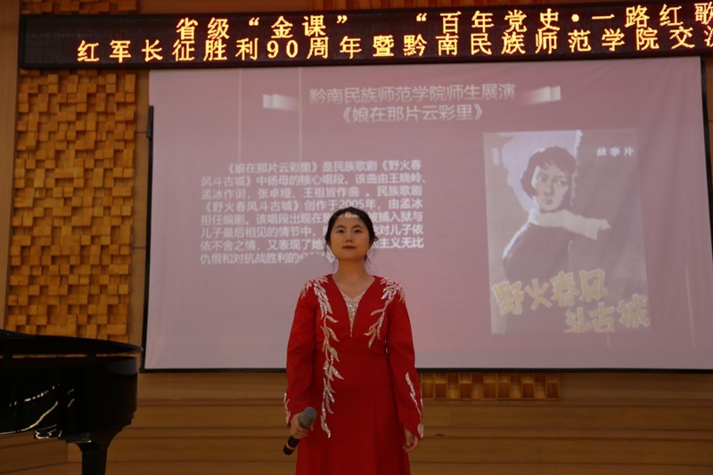 任萬清演唱場景.jpg